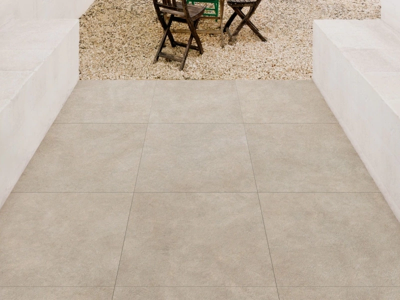 Płytki Marazzi Terratech imitujące beton w eleganckim holu i salonie