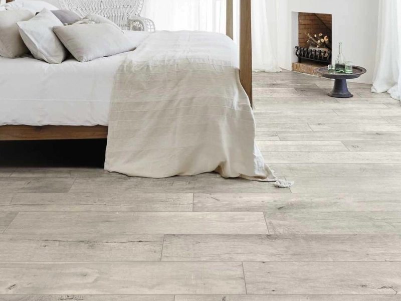 Gres porcelanowy Marazzi Treverkstage drewno w minimalistycznym wnętrzu