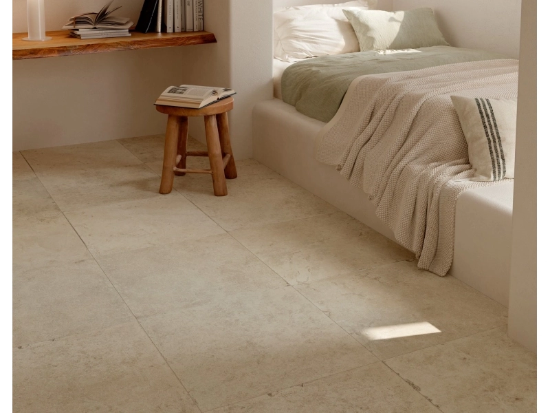 Płytki gresowe Marazzi Uniche efekt kamień naturalny w eleganckim salonie z dużymi przeszkleniami