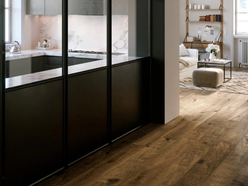 Płytki Marazzi Vero imitujące drewno w eleganckim holu i salonie