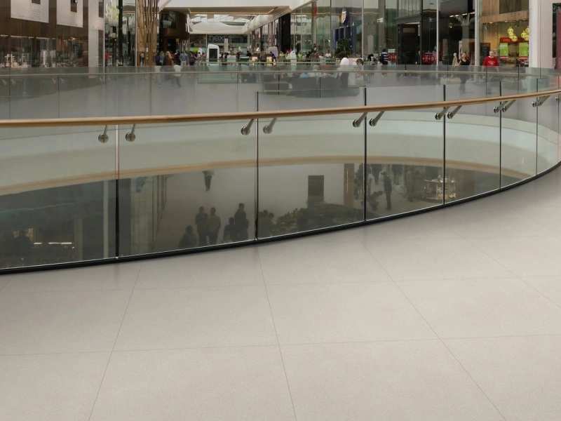 Marazzi Market New gres o efekcie betonu na podłodze w nowoczesnym domu