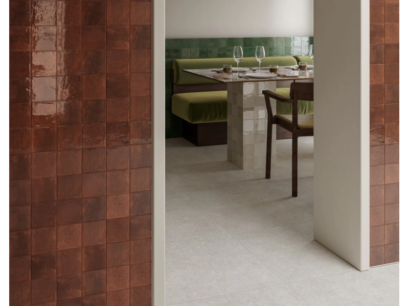 Płytki gresowe Marazzi Lume efekt cegła w nowoczesnym salonie premium