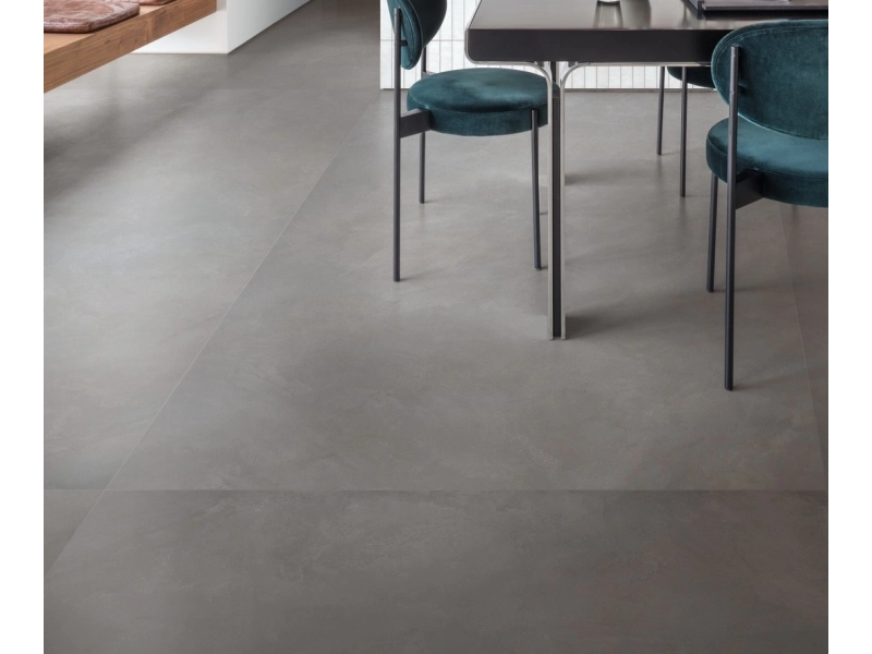 Płytki Marazzi Lume imitujące cegłę w salonie z naturalnym kamieniem