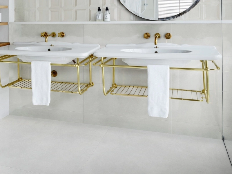 Płytki gresowe Marazzi Bliss efekt kolor w eleganckim salonie z dużymi przeszkleniami