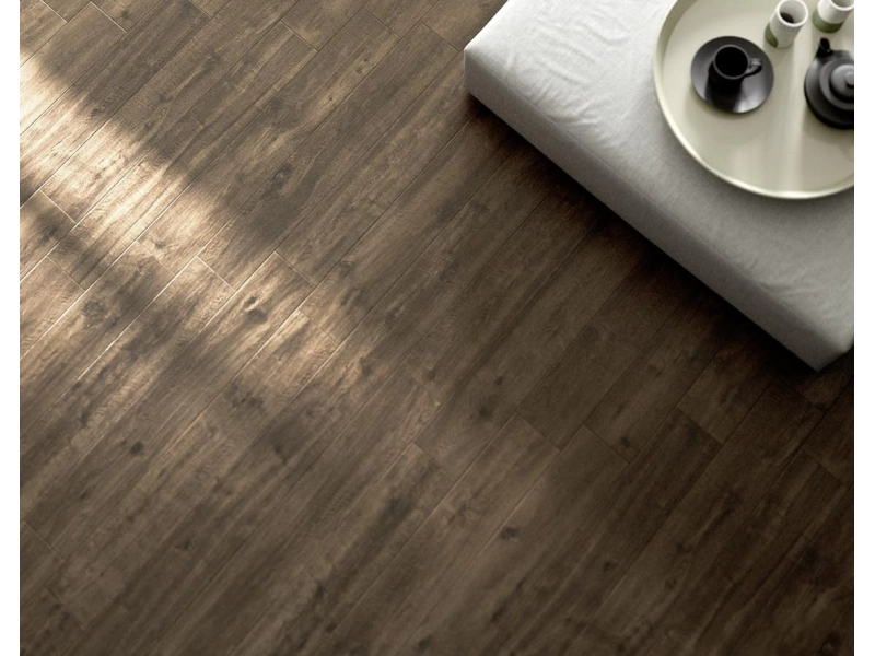 Płytki Marazzi Treverkway imitujące drewno w eleganckim holu i salonie