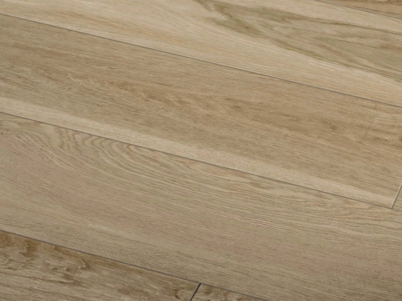 Płytki Marazzi Treverkmore efekt drewno w salonie z otwartą kuchnią