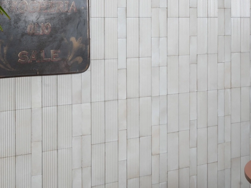 Marazzi Rice gres o efekcie koloru na podłodze w nowoczesnym domu