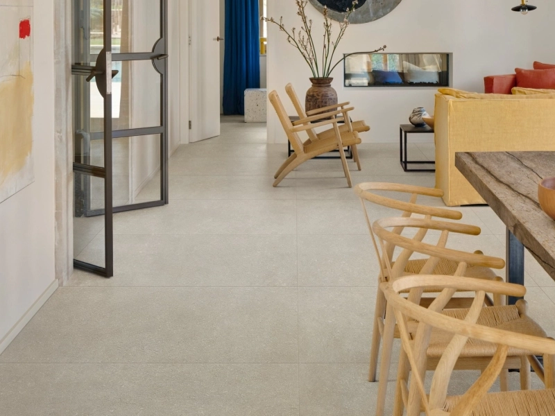 Płytki Marazzi Mystone Berici efekt kamień naturalny w salonie z otwartą kuchnią