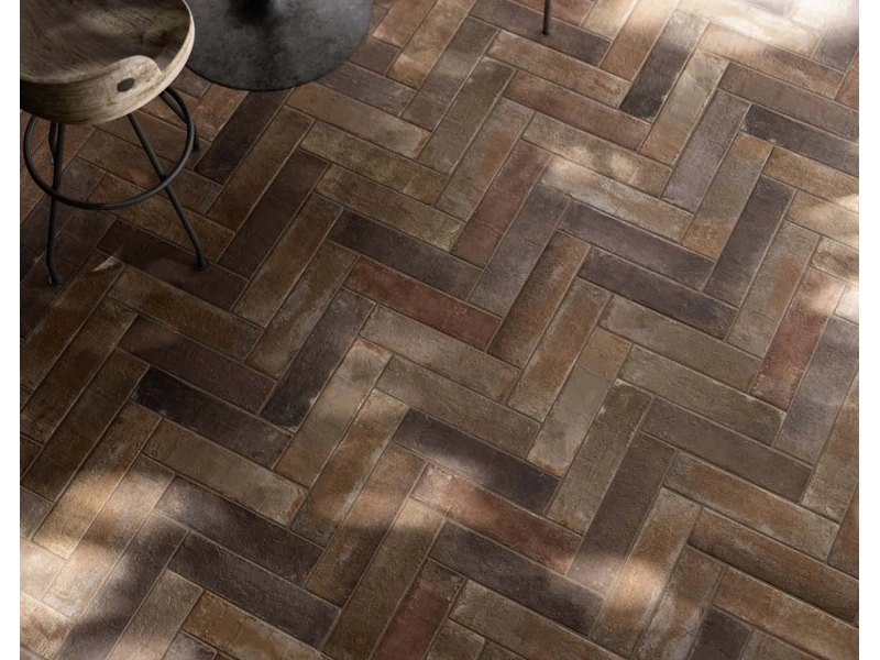 Płytki gresowe Marazzi Terramix efekt cegła w nowoczesnym salonie z drewnianymi akcentami