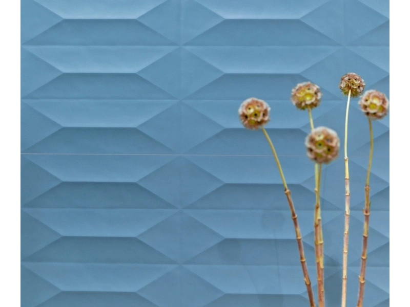Płytki gresowe Marazzi Colorplay efekt kolor w eleganckim salonie z dużymi przeszkleniami