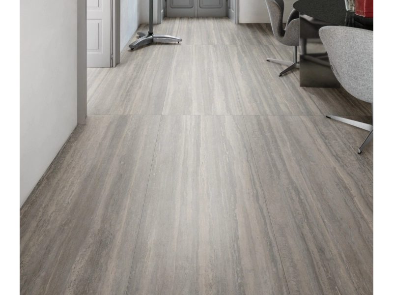 Gres porcelanowy Marazzi Mystone Travertino kamień naturalny w przestronnej strefie dziennej