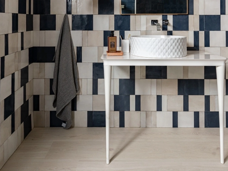 Marazzi Rice – gres imitujący kolor w jasnym, przestronnym salonie