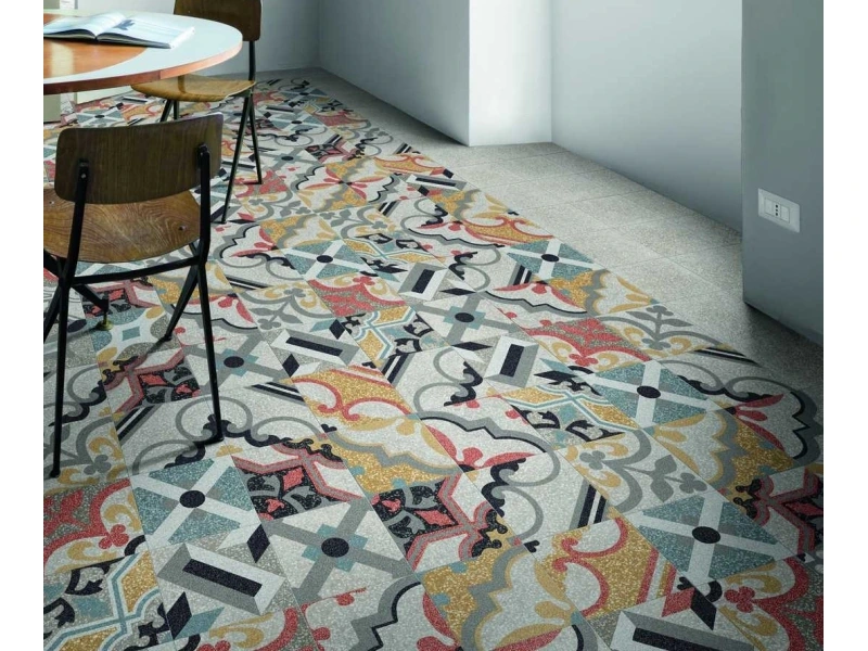 Marazzi D_segni Scaglie – gres imitujący terrazzo w jasnym, przestronnym salonie