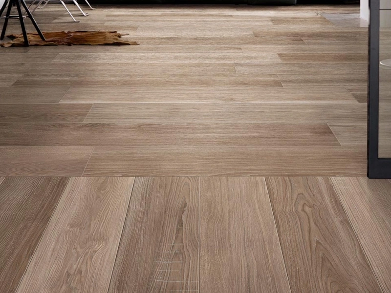 Marazzi Treverkmust – gres imitujący drewno w jasnym, przestronnym salonie