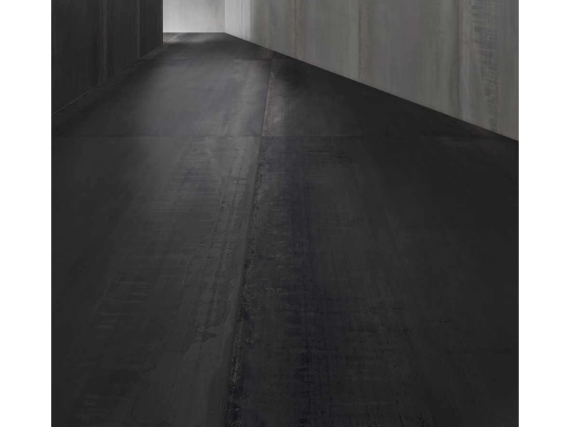 Płytki Marazzi Grande Metal Look imitujące metal w eleganckim holu i salonie