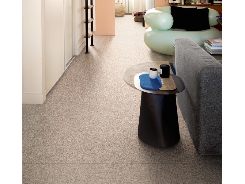 Płytki Marazzi Frammento efekt terrazzo w nowoczesnej aranżacji salonu