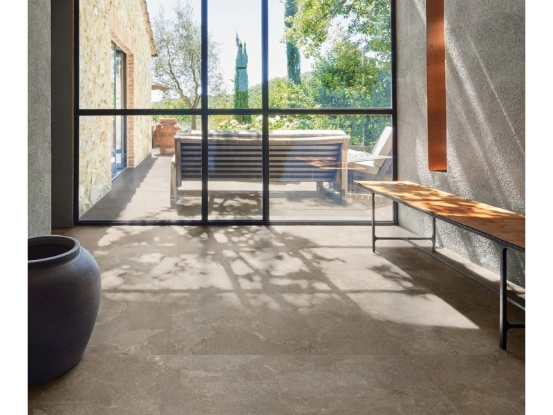 Gres Marazzi Mystone Pietra Ligure efekt kamień naturalny w przestronnym salonie z oknami tarasowymi