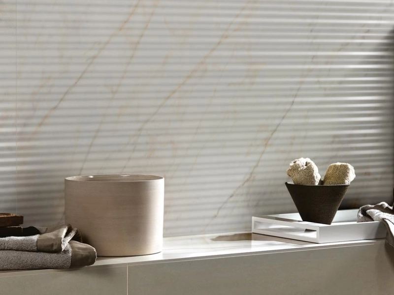 Marazzi Magnifica gres o efekcie marmuru w nowoczesnym apartamencie