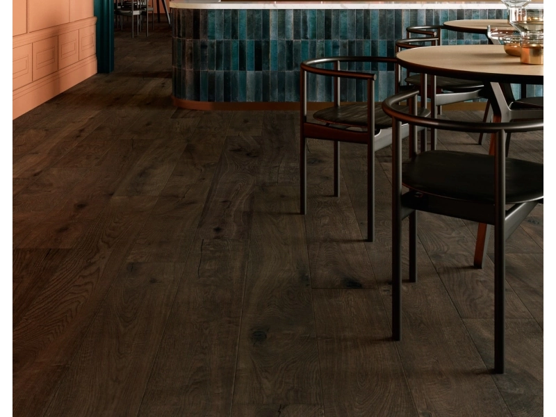 Płytki gresowe Marazzi Vero efekt drewno w eleganckim salonie z dużymi przeszkleniami