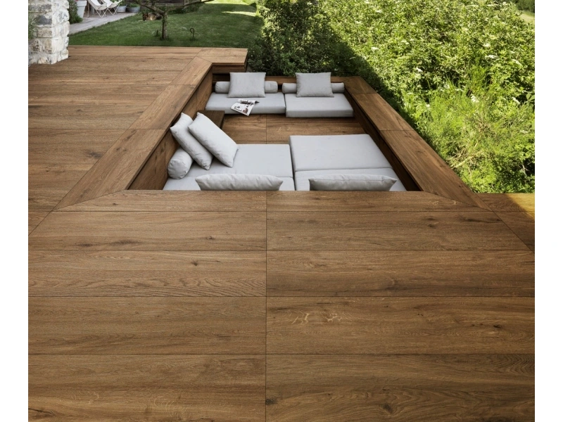 Gres porcelanowy Marazzi Vero drewno w jasnym salonie z naturalnym światłem
