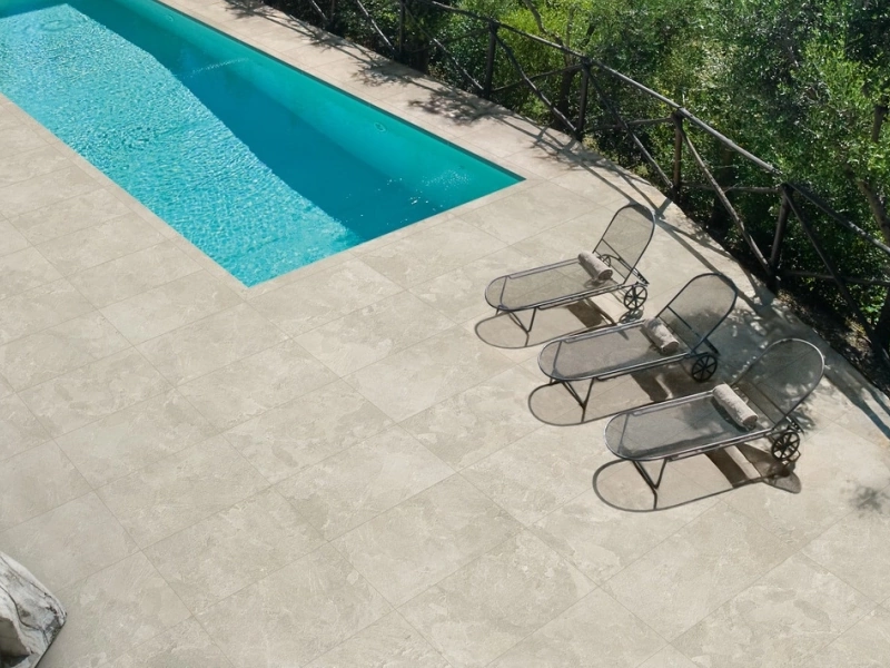 Gres Marazzi Mystone Pietra Ligure efekt kamień naturalny w minimalistycznym salonie