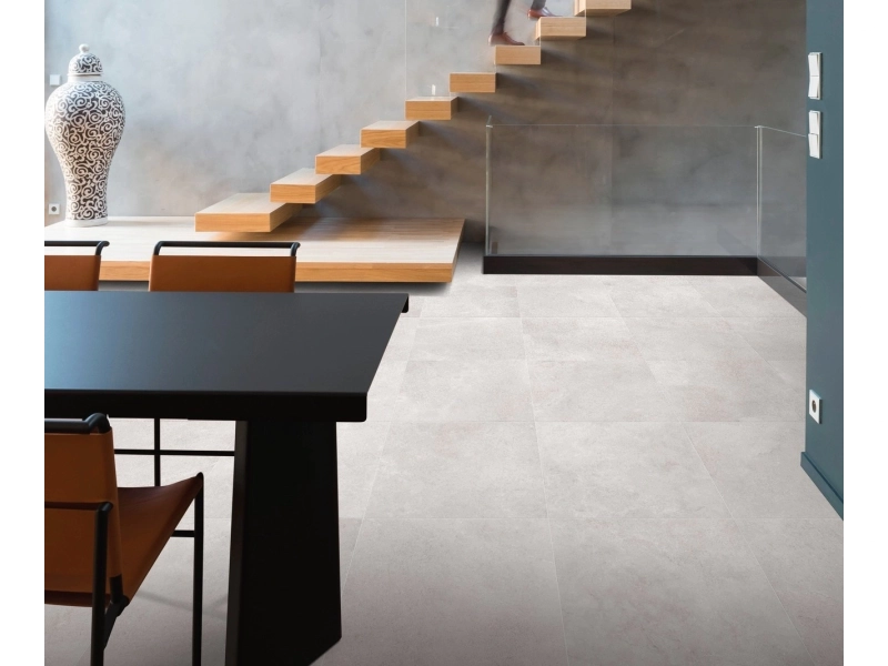 Marazzi Stream – gres imitujący kamień naturalny w jasnym salonie w stylu skandynawskim