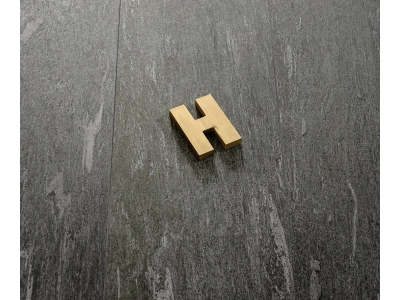Płytki Marazzi Mystone Pietra DI Vals imitujące kamień naturalny w eleganckim holu i salonie