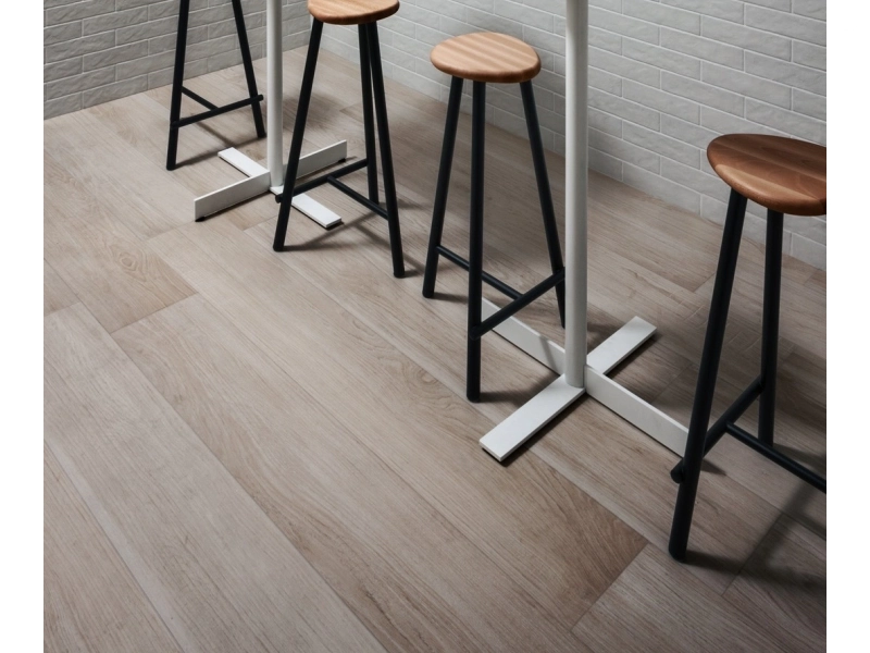 Płytki gresowe Marazzi Bricco efekt cegła w eleganckim salonie z dużymi przeszkleniami