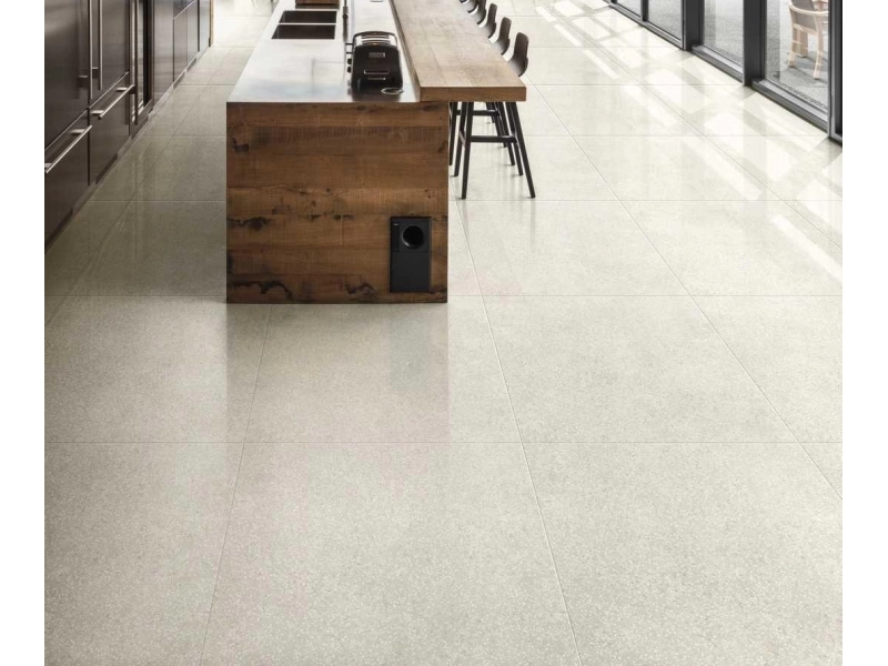 Marazzi Art gres o efekcie terrazzo na podłodze w nowoczesnym domu