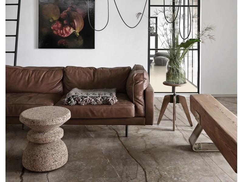 Wielkoformatowy gres Marazzi Grande Stone Look efekt kamień naturalny w salonie z kominkiem