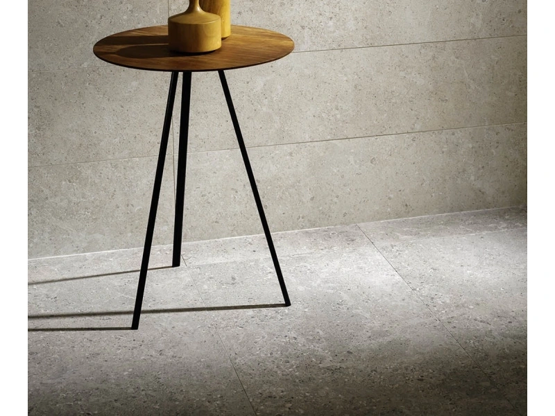 Gres porcelanowy Marazzi Mystone Gris Fleury kamień naturalny w luksusowym salonie