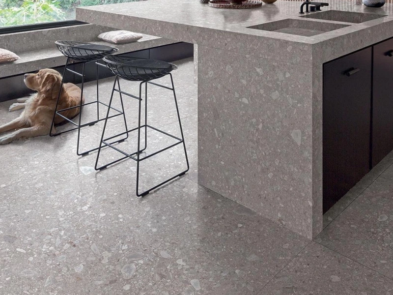 Marazzi Grande Stone Look – gres imitujący kamień naturalny w luksusowej strefie dziennej