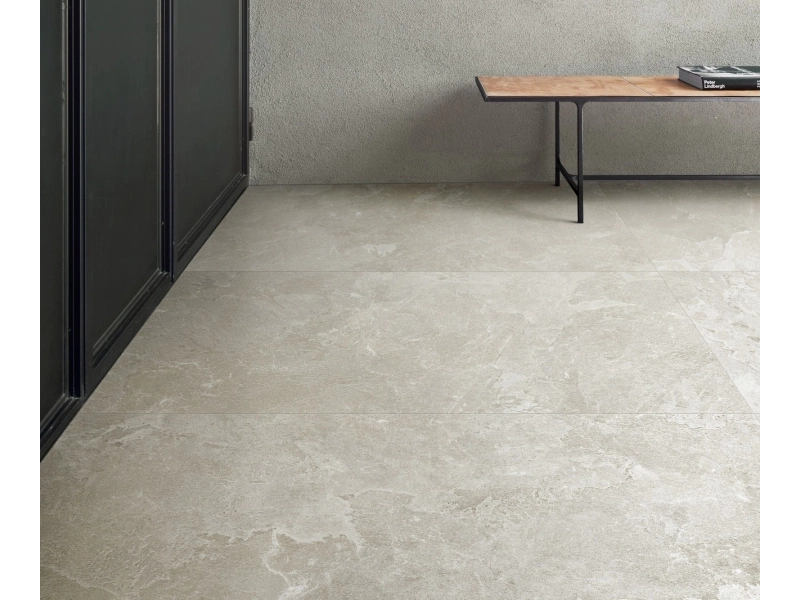 Płytki Marazzi Mystone Pietra Ligure imitujące kamień naturalny w eleganckim holu i salonie