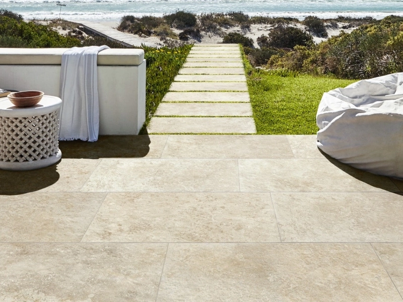 Gres porcelanowy Marazzi Uniche kamień naturalny w luksusowym salonie