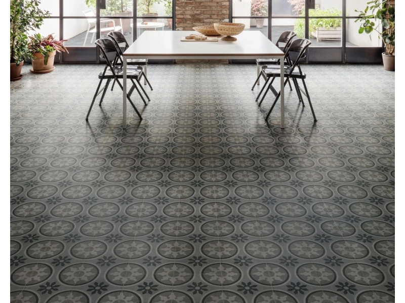 Wielkoformatowy gres Marazzi D_segni Blend efekt kolor w salonie z kominkiem