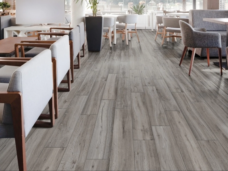 Marazzi Treverkheart – gres imitujący drewno w jasnym, przestronnym salonie