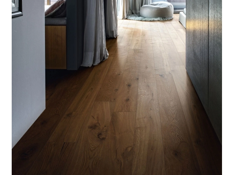 Wielkoformatowy gres Marazzi Vero efekt drewno w eleganckiej strefie dziennej
