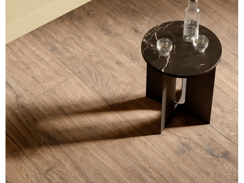 Marazzi Vero gres o efekcie drewna w eleganckim salonie w odcieniach beżu