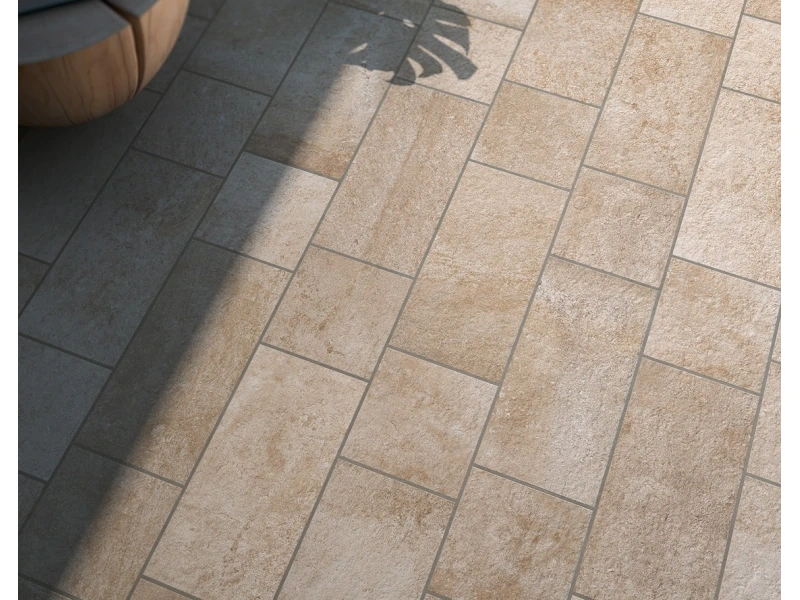 Marazzi Pietra Occitana – gres imitujący kamień naturalny w jasnym, przestronnym salonie
