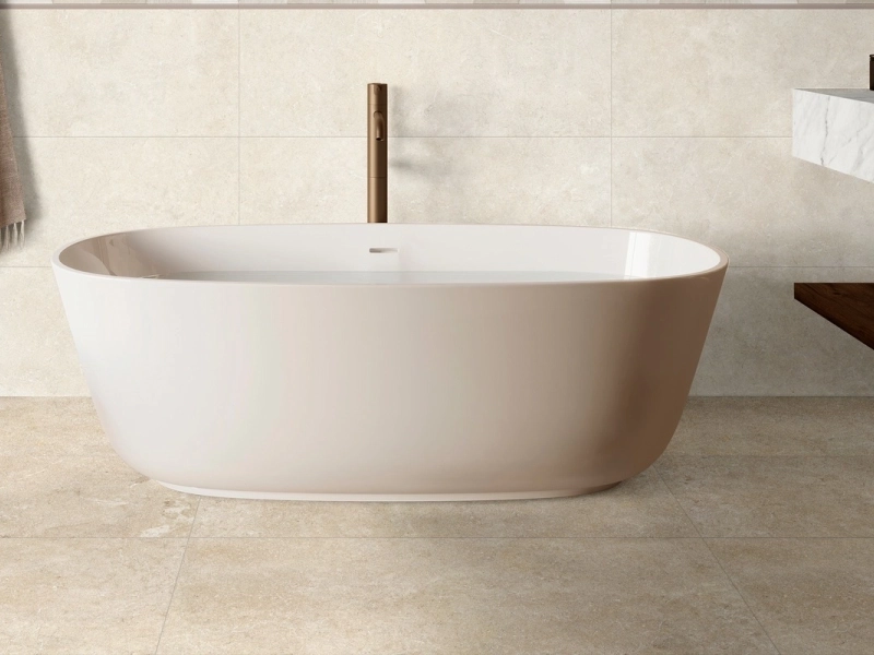 Gres Marazzi Limestone Wall efekt beton w nowoczesnym salonie