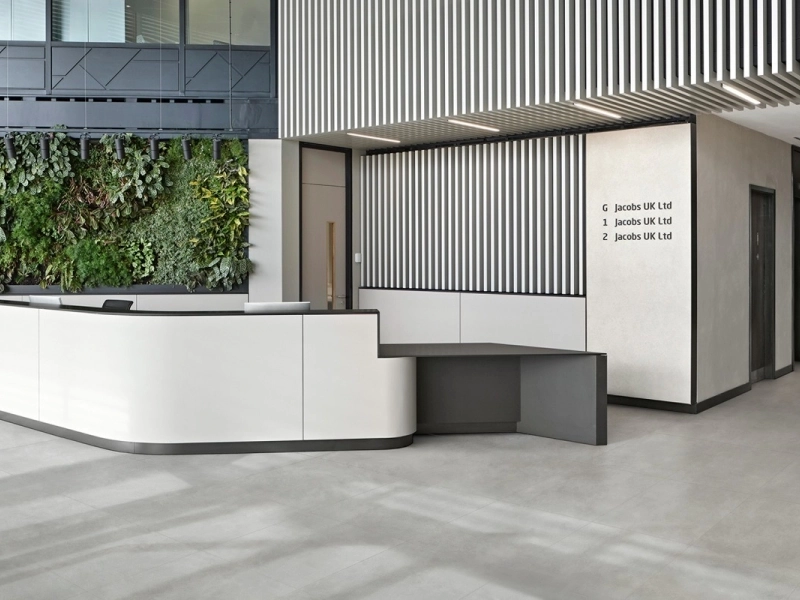 Płytki Marazzi Slow Cold efekt terakota w salonie z otwartą kuchnią