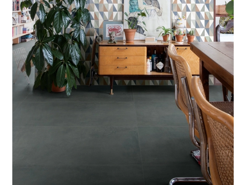 Marazzi Racconti – gres imitujący kamień naturalny w jasnym, przestronnym salonie