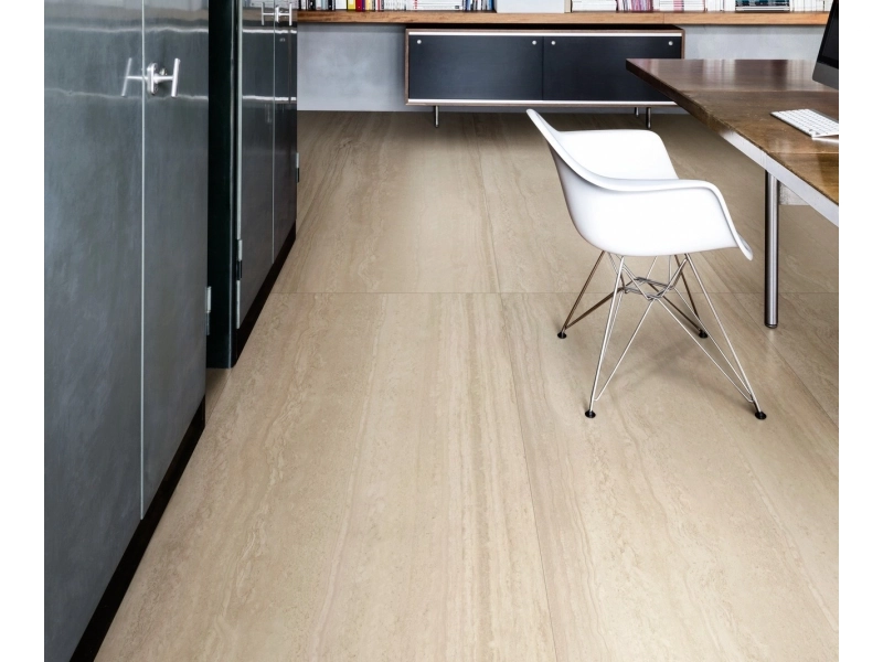 Płytki gresowe Marazzi Mystone Travertino efekt kamień naturalny w eleganckim salonie z dużymi przeszkleniami