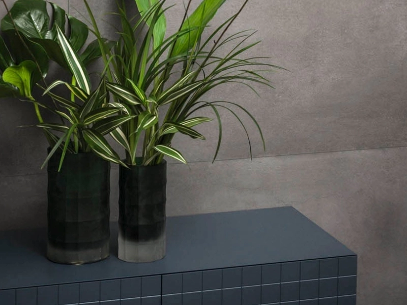 Płytki Marazzi Powder efekt beton w salonie z otwartą kuchnią
