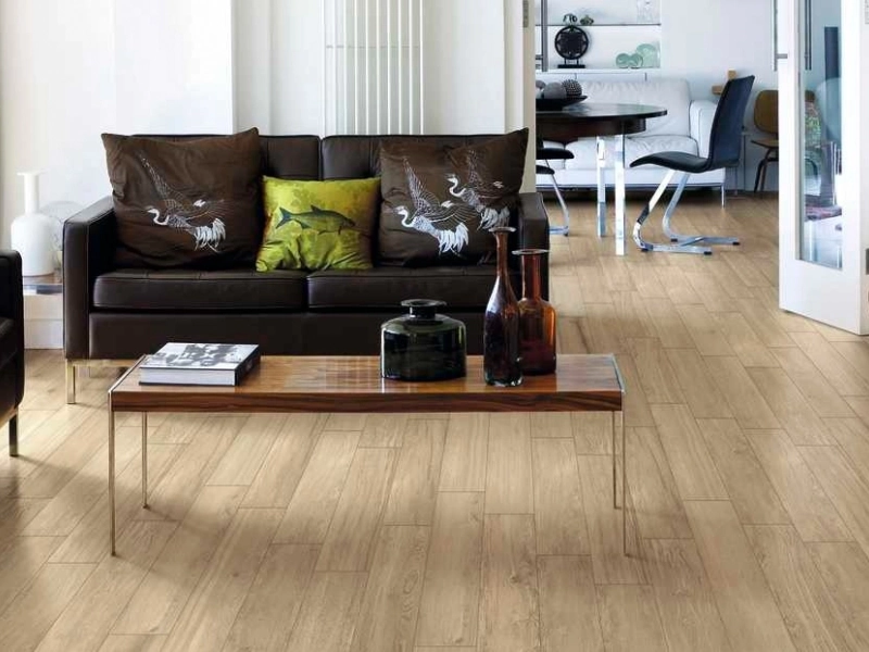 Marazzi Treverklook gres o efekcie drewna na podłodze w nowoczesnym domu