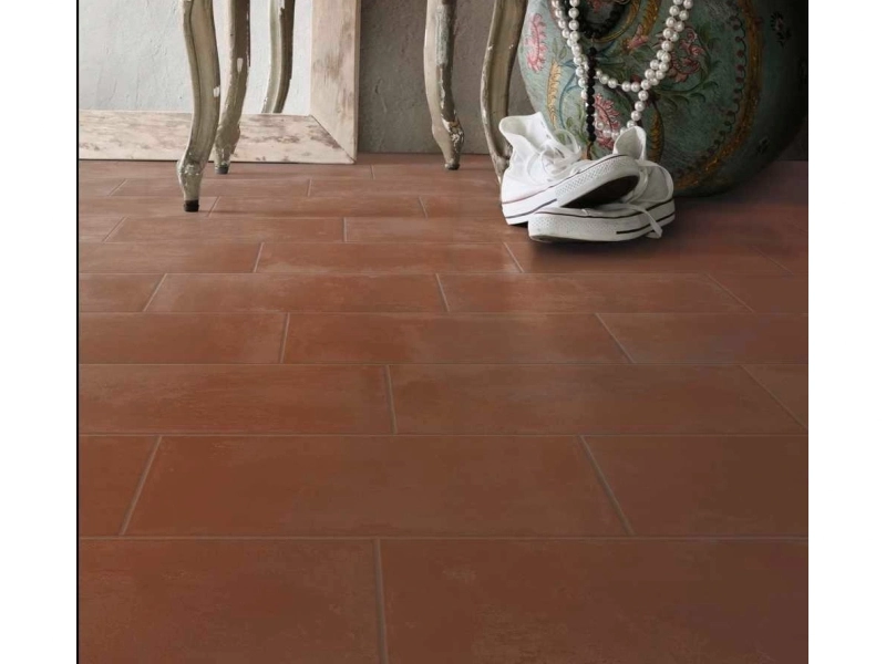 Płytki Marazzi Cotti D'italia imitujące terakotę w eleganckim holu i salonie