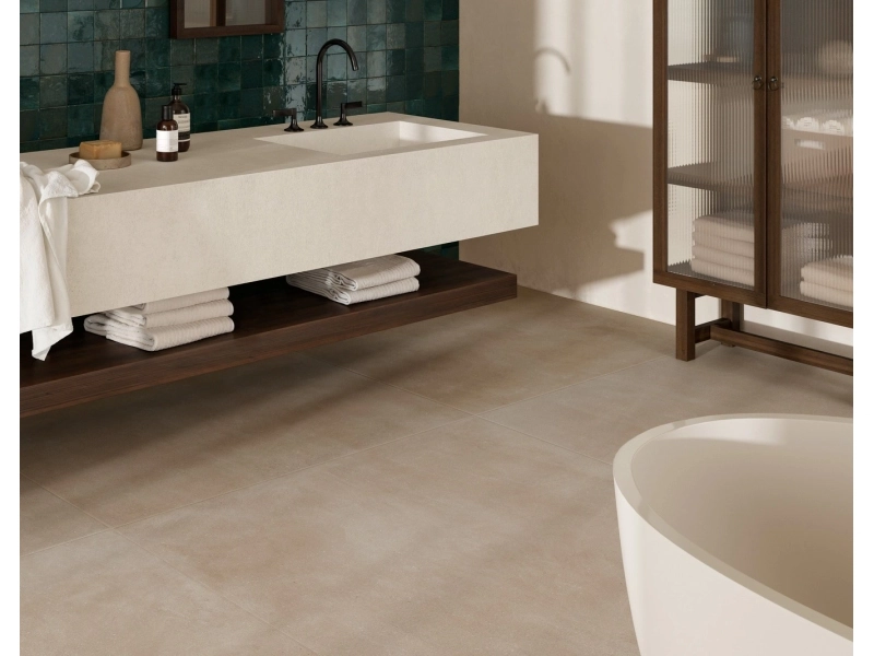 Marazzi Lume gres o efekcie cegły w eleganckim salonie z miękkimi tkaninami