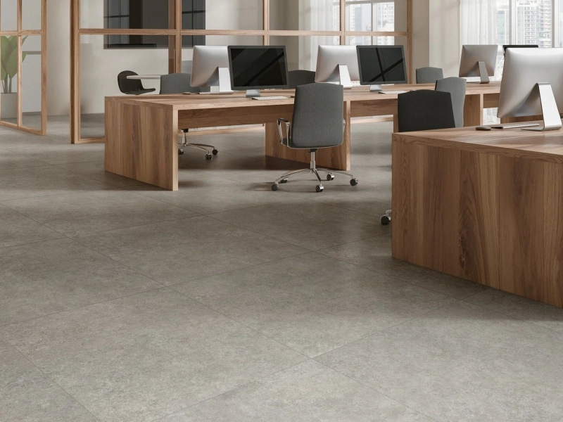 Płytki Marazzi Room imitujące kamień naturalny w eleganckim holu i salonie