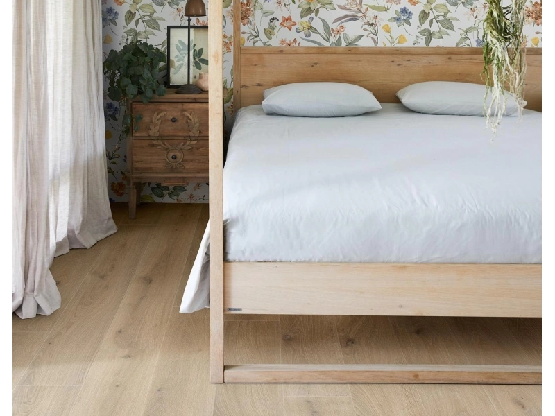 Wielkoformatowy gres Marazzi White Deco efekt kolor w salonie z widokiem na ogród