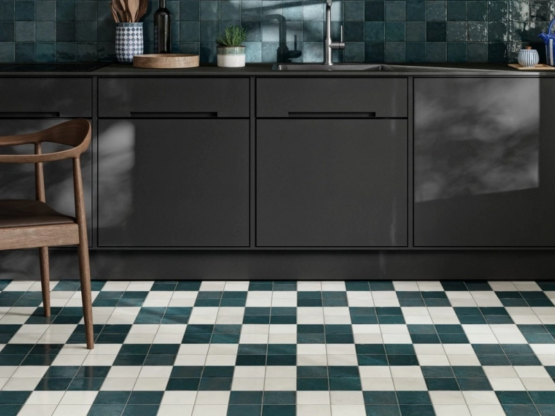 Gres porcelanowy Marazzi Lume cegła w jasnym, spokojnym salonie